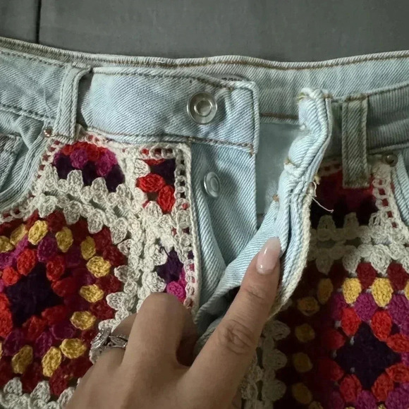 SO Women's Boho Granny Crochet Panel Button Fly Light Wash Denim Shorts - Picture 6 of 10